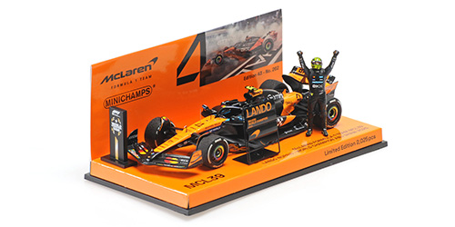 1:43 MCLAREN FORMULA 1 TEAM MCL39 – LANDO NORRIS – WORLD CHAMPION – ABU DHABI GP 2025 W.STAN. FIGURINE. 2 PITBOARDS