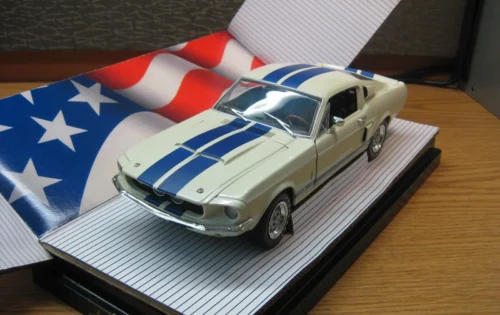 1:18 Shelby GT-500 blanco